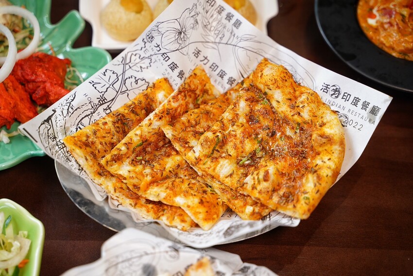 新竹小有名氣的「活力印度餐廳 HOLI Indian Restaurant」 插旗台中啦!老闆、廚師都是印度人,香料烤餅配上奶油雞肉咖哩,真的超級好吃!餐點選擇非常多元~ - 阿華田的美食日記