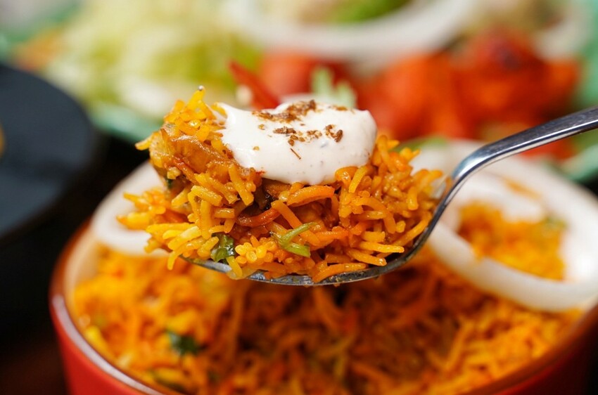 新竹小有名氣的「活力印度餐廳 HOLI Indian Restaurant」 插旗台中啦!老闆、廚師都是印度人,香料烤餅配上奶油雞肉咖哩,真的超級好吃!餐點選擇非常多元~ - 阿華田的美食日記