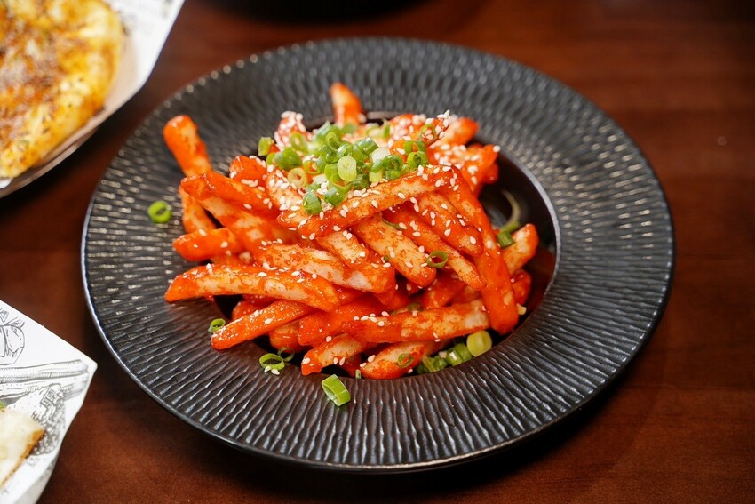 新竹小有名氣的「活力印度餐廳 HOLI Indian Restaurant」 插旗台中啦!老闆、廚師都是印度人,香料烤餅配上奶油雞肉咖哩,真的超級好吃!餐點選擇非常多元~ - 阿華田的美食日記