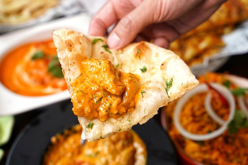 新竹小有名氣的「活力印度餐廳 HOLI Indian Restaurant」 插旗台中啦!老闆、廚師都是印度人,香料烤餅配上奶油雞肉咖哩,真的超級好吃!餐點選擇非常多元~ - 阿華田的美食日記