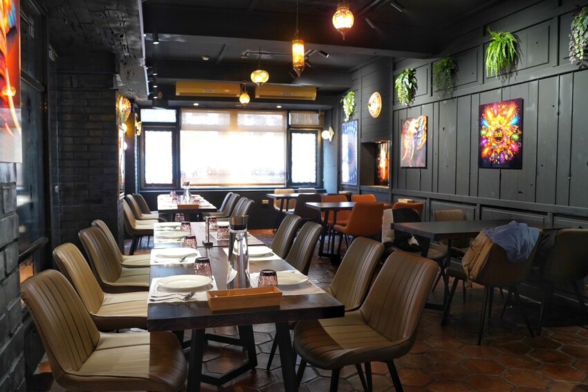 新竹小有名氣的「活力印度餐廳 HOLI Indian Restaurant」 插旗台中啦!老闆、廚師都是印度人,香料烤餅配上奶油雞肉咖哩,真的超級好吃!餐點選擇非常多元~ - 阿華田的美食日記