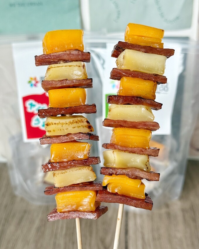 下酒、追劇零嘴新選擇！普樂鬆食品超涮嘴的「JAKI君起司肉乾」，六層起司加上厚實彈牙蜜汁肉乾，帶有炙燒香氣，鹹香又開胃，而且在蝦皮上就能輕鬆買到！ - 阿華田的美食日記