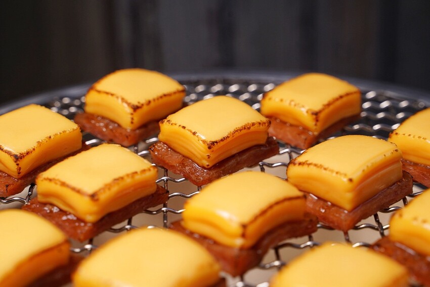 下酒、追劇零嘴新選擇！普樂鬆食品超涮嘴的「JAKI君起司肉乾」，六層起司加上厚實彈牙蜜汁肉乾，帶有炙燒香氣，鹹香又開胃，而且在蝦皮上就能輕鬆買到！ - 阿華田的美食日記