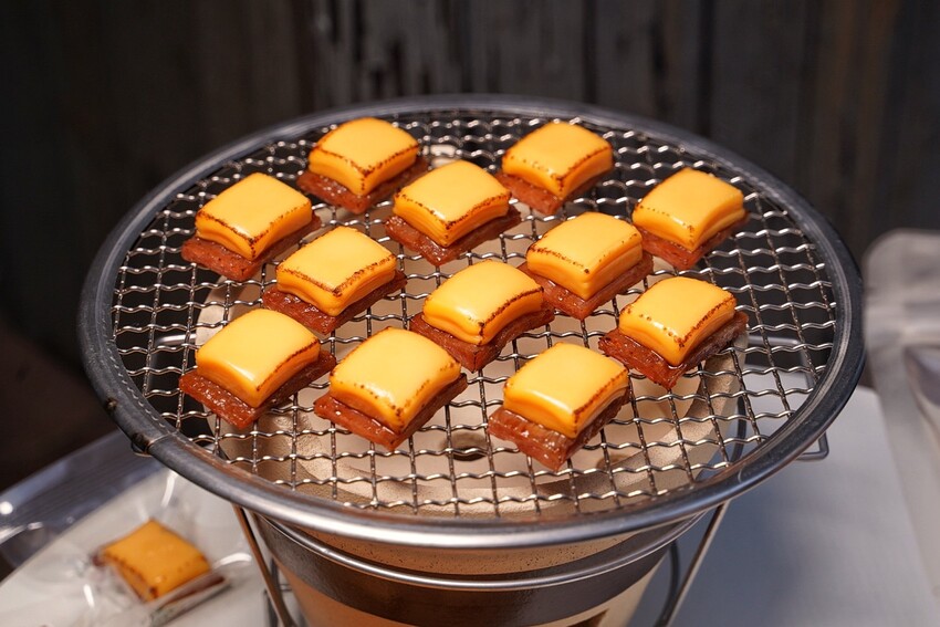 下酒、追劇零嘴新選擇！普樂鬆食品超涮嘴的「JAKI君起司肉乾」，六層起司加上厚實彈牙蜜汁肉乾，帶有炙燒香氣，鹹香又開胃，而且在蝦皮上就能輕鬆買到！ - 阿華田的美食日記