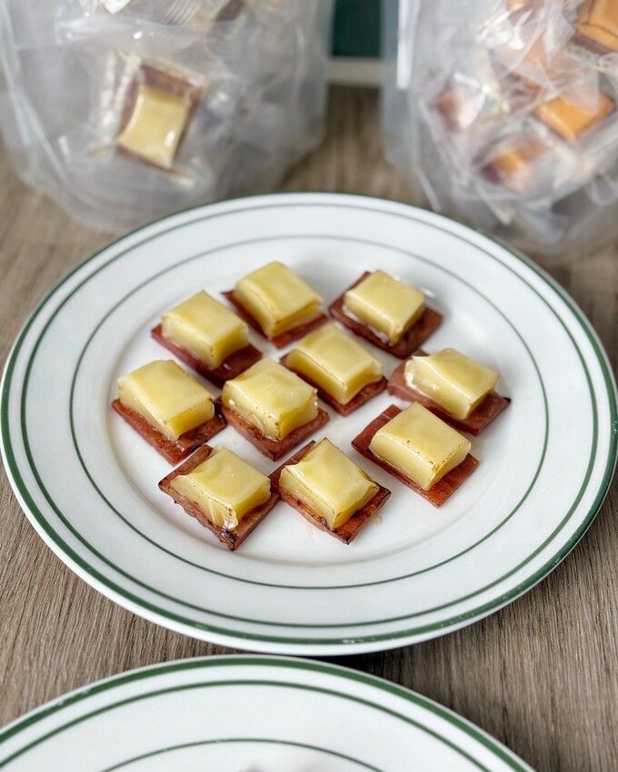 下酒、追劇零嘴新選擇！普樂鬆食品超涮嘴的「JAKI君起司肉乾」，六層起司加上厚實彈牙蜜汁肉乾，帶有炙燒香氣，鹹香又開胃，而且在蝦皮上就能輕鬆買到！ - 阿華田的美食日記