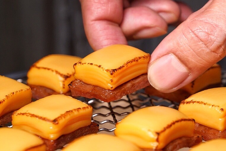 下酒、追劇零嘴新選擇！普樂鬆食品超涮嘴的「JAKI君起司肉乾」，六層起司加上厚實彈牙蜜汁肉乾，帶有炙燒香氣，鹹香又開胃，而且在蝦皮上就能輕鬆買到！ - 阿華田的美食日記