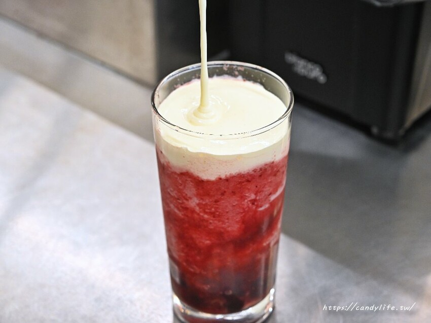 台中市西屯區Oopsip 嗚嘻｜台中最新奶蓋手搖飲專賣！超多創意奶蓋，招牌蘋果長紅直接現榨兩顆蘋果！ - 糖糖's 享食生活