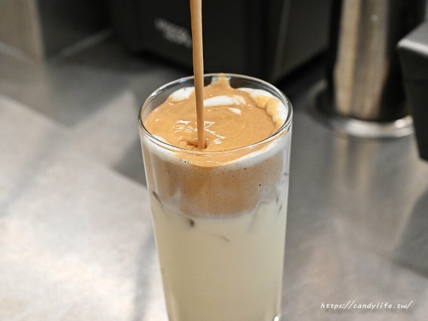 台中市西屯區Oopsip 嗚嘻｜台中最新奶蓋手搖飲專賣！超多創意奶蓋，招牌蘋果長紅直接現榨兩顆蘋果！ - 糖糖's 享食生活