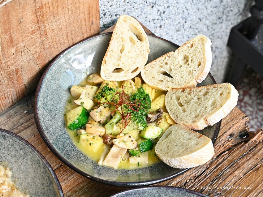 山終小鄰｜隱身在巷弄中靜謐義大利麵，份量精緻，七種醬料自由搭配 - 糖糖's 享食生活