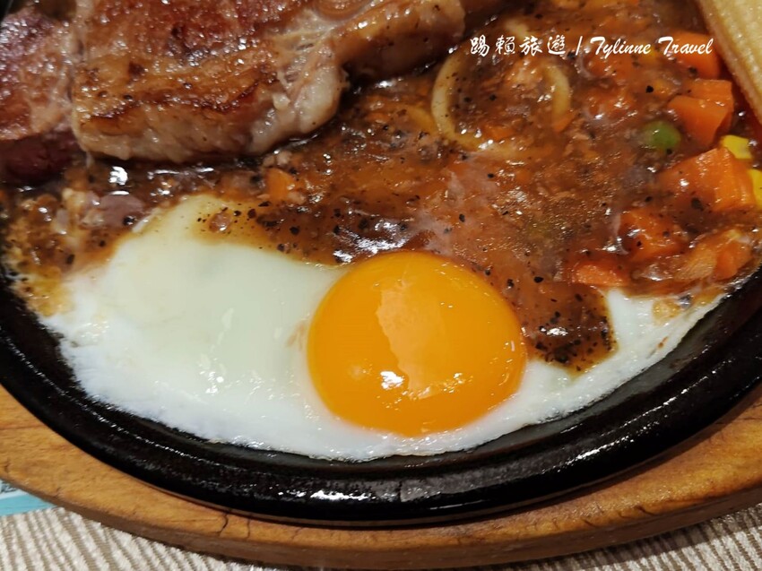 新北市三重區【新北美食】家堤牛排館 三重店,自助吧吃到飽 | 超嫩多汁原肉牛排 | 多樣熱食麻辣燙無限供應 | 三重家庭美食推薦