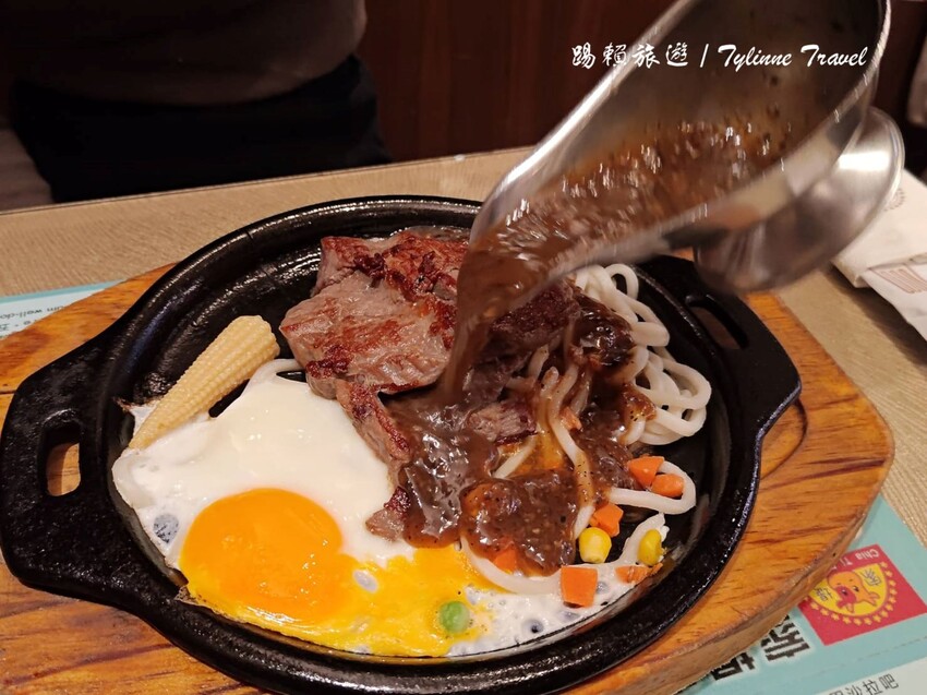 新北市三重區【新北美食】家堤牛排館 三重店,自助吧吃到飽 | 超嫩多汁原肉牛排 | 多樣熱食麻辣燙無限供應 | 三重家庭美食推薦