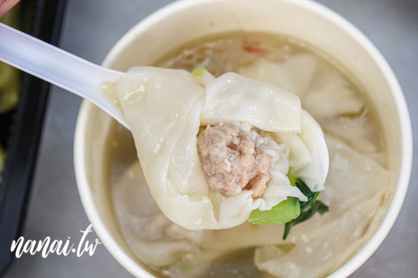 超低調！內行人吃這家～招牌必點剝皮辣椒水餃和蝦多鮮肉水餃，還有皮蛋香菇肉燥麵和隱藏版蔥抓餅也好吃，社頭丸餃子店