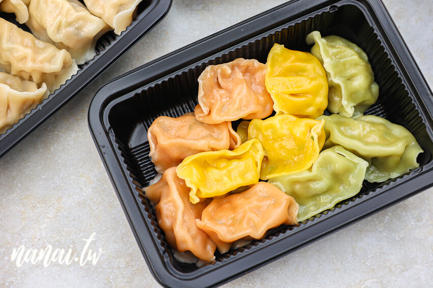 超低調！內行人吃這家～招牌必點剝皮辣椒水餃和蝦多鮮肉水餃，還有皮蛋香菇肉燥麵和隱藏版蔥抓餅也好吃，社頭丸餃子店