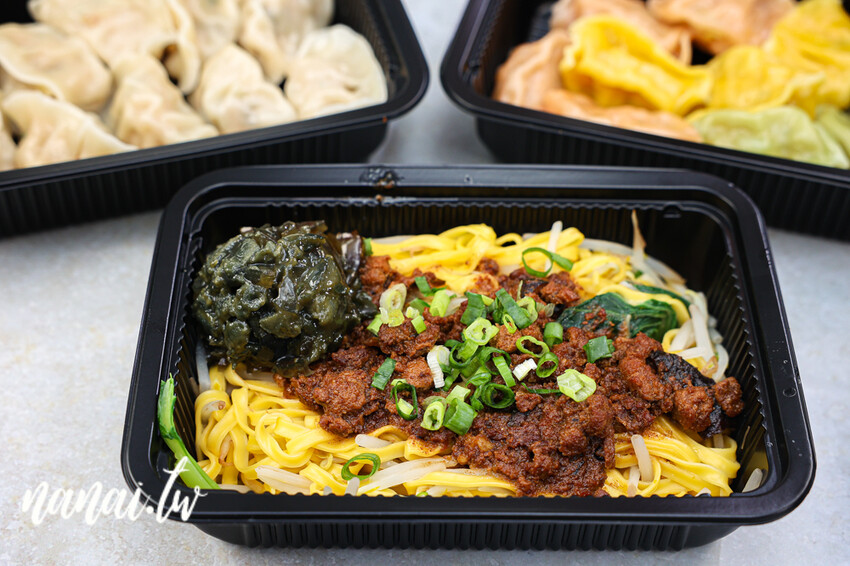 超低調！內行人吃這家～招牌必點剝皮辣椒水餃和蝦多鮮肉水餃，還有皮蛋香菇肉燥麵和隱藏版蔥抓餅也好吃，社頭丸餃子店