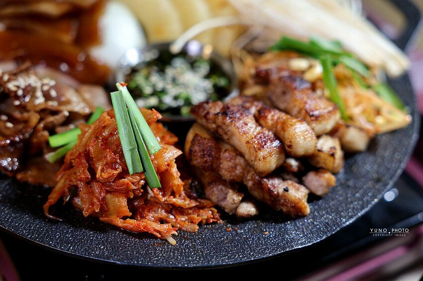 滋滋作響韓式烤肉，台中吃到飽推薦超澎湃，夢幻熱氣球韓式烤肉。