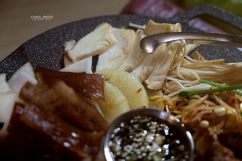 滋滋作響韓式烤肉，台中吃到飽推薦超澎湃，夢幻熱氣球韓式烤肉。