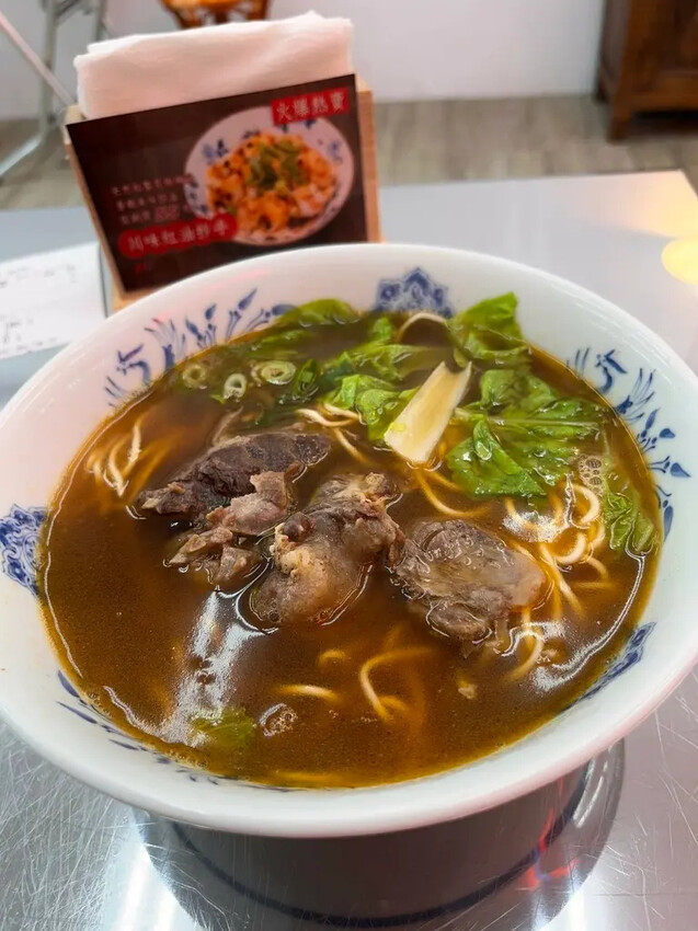 牛肉麵控注意!桃園新開吳師傅原汁牛肉麵,精選湯麵初體驗。