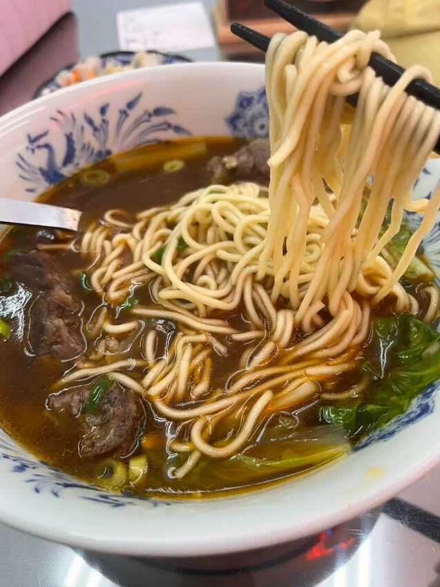 牛肉麵控注意!桃園新開吳師傅原汁牛肉麵,精選湯麵初體驗。