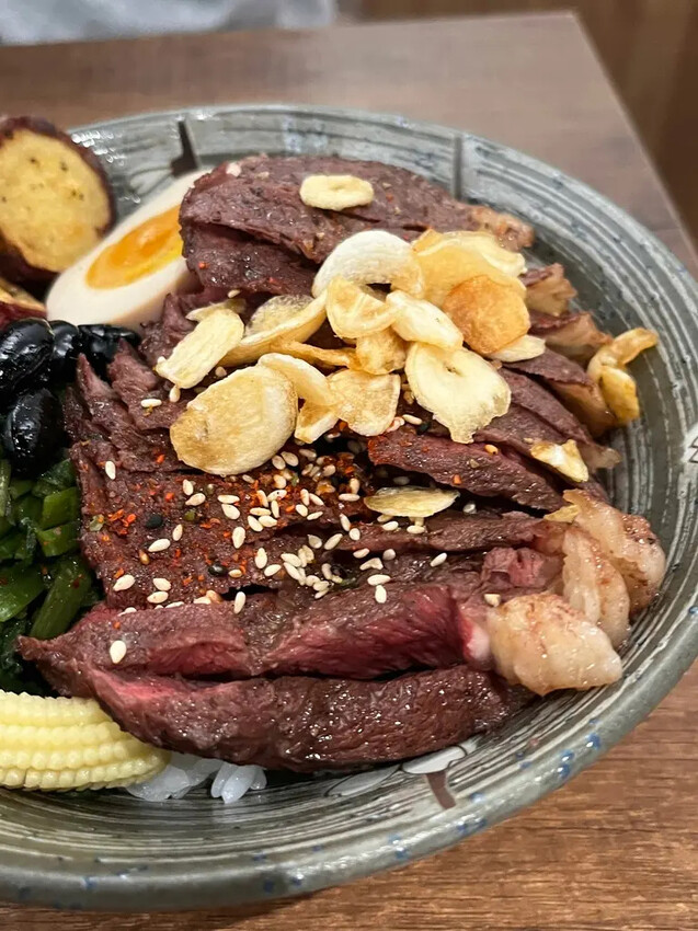 桃園平價碳烤丼飯!燒味丼必試巧克力咖哩豬排飯,搭免費雞湯。