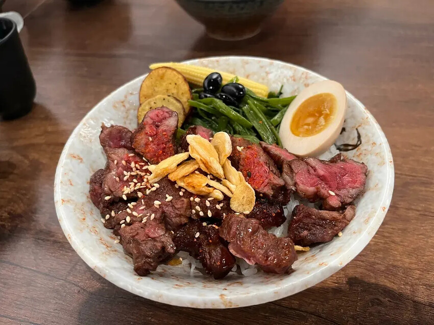 桃園平價碳烤丼飯!燒味丼必試巧克力咖哩豬排飯,搭免費雞湯。