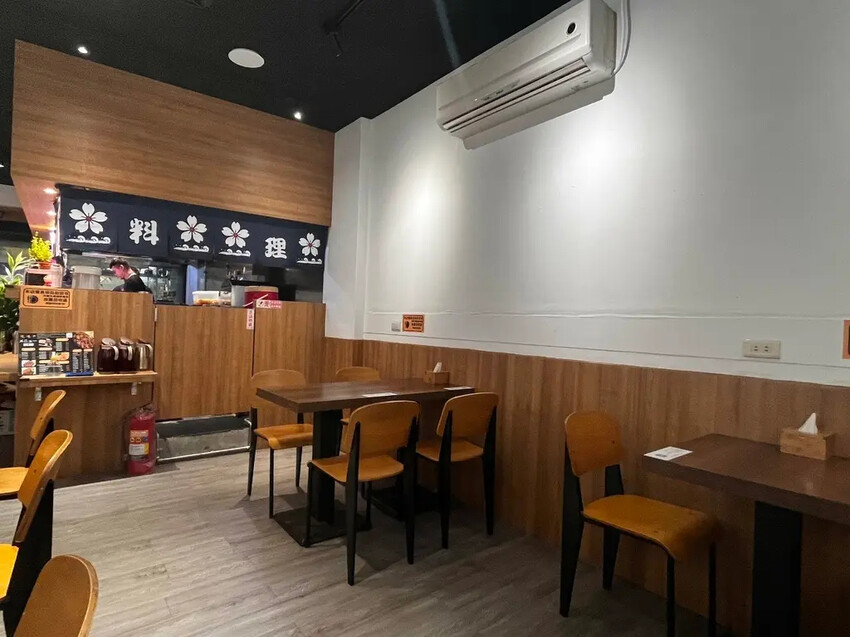 桃園平價碳烤丼飯!燒味丼必試巧克力咖哩豬排飯,搭免費雞湯。