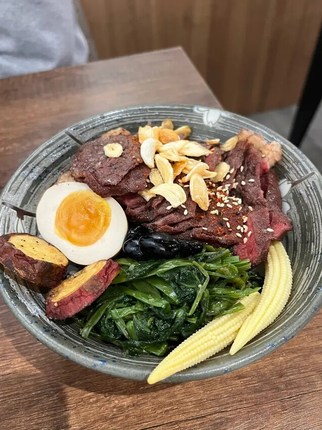 桃園平價碳烤丼飯!燒味丼必試巧克力咖哩豬排飯,搭免費雞湯。
