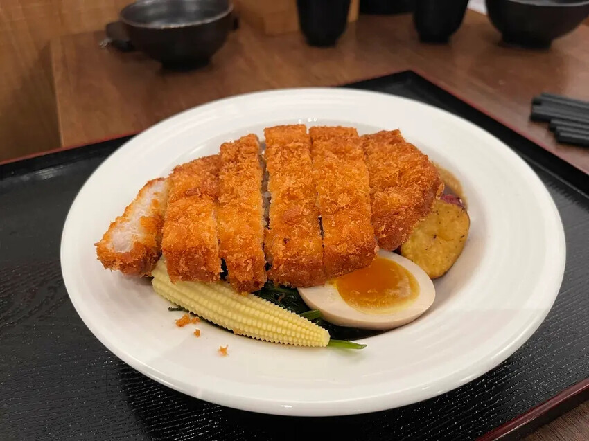 桃園平價碳烤丼飯!燒味丼必試巧克力咖哩豬排飯,搭免費雞湯。