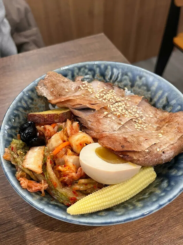 桃園平價碳烤丼飯!燒味丼必試巧克力咖哩豬排飯,搭免費雞湯。