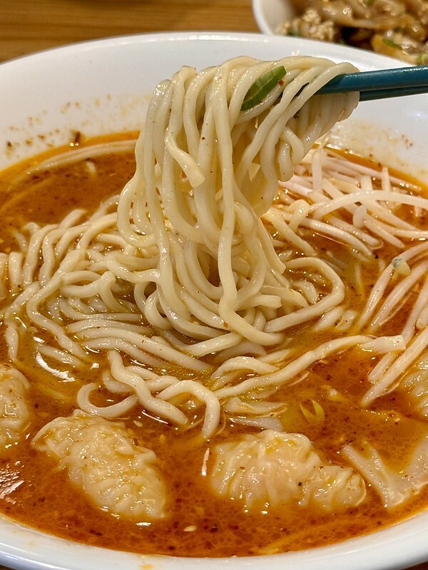 板橋在地人才知道！「誠贊號川味麵食」紅油皮蛋乾伴麵超涮嘴。