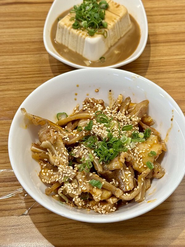 板橋在地人才知道！「誠贊號川味麵食」紅油皮蛋乾伴麵超涮嘴。