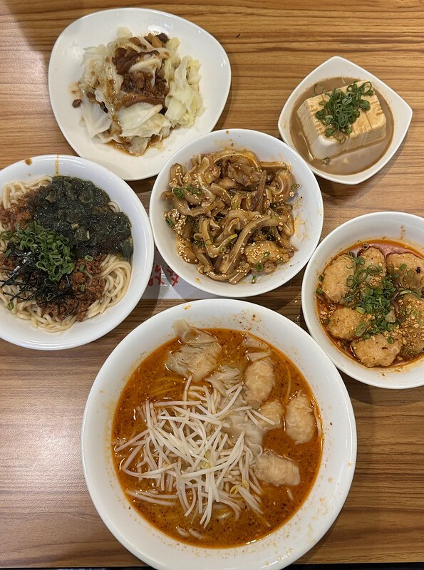 板橋在地人才知道！「誠贊號川味麵食」紅油皮蛋乾伴麵超涮嘴。