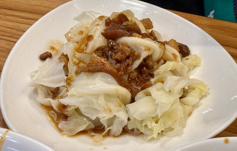 板橋在地人才知道！「誠贊號川味麵食」紅油皮蛋乾伴麵超涮嘴。