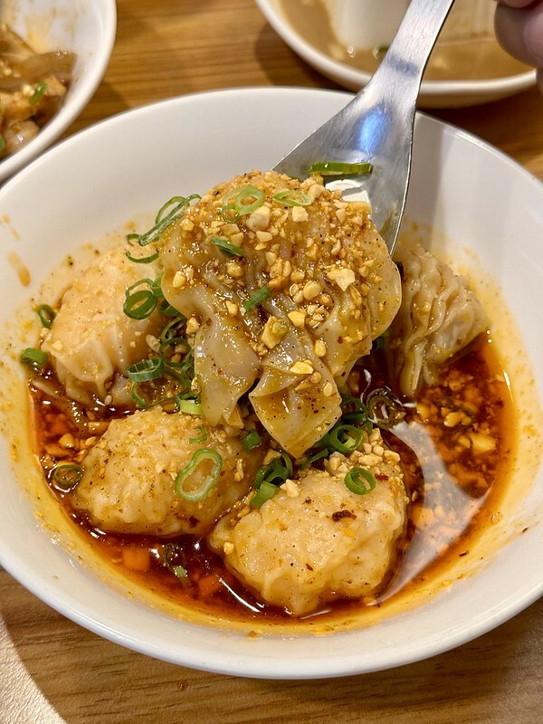 板橋在地人才知道！「誠贊號川味麵食」紅油皮蛋乾伴麵超涮嘴。