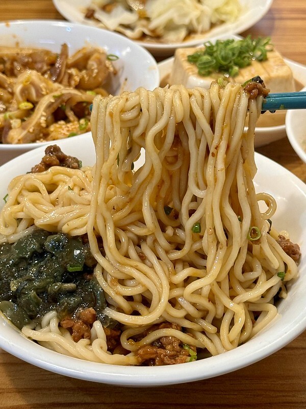 板橋在地人才知道！「誠贊號川味麵食」紅油皮蛋乾伴麵超涮嘴。