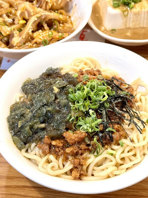 板橋在地人才知道！「誠贊號川味麵食」紅油皮蛋乾伴麵超涮嘴。