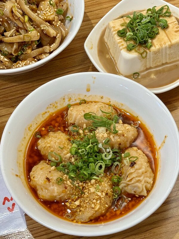 板橋在地人才知道！「誠贊號川味麵食」紅油皮蛋乾伴麵超涮嘴。