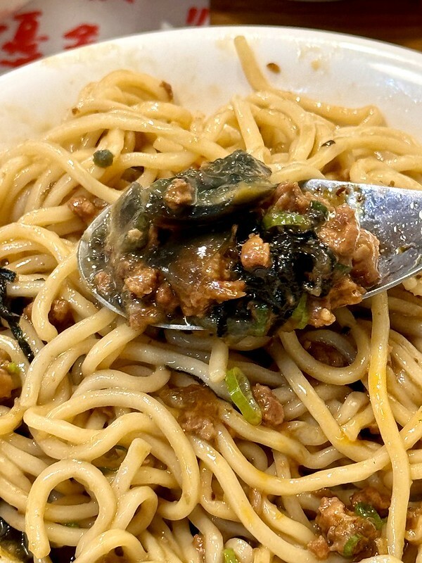 板橋在地人才知道！「誠贊號川味麵食」紅油皮蛋乾伴麵超涮嘴。