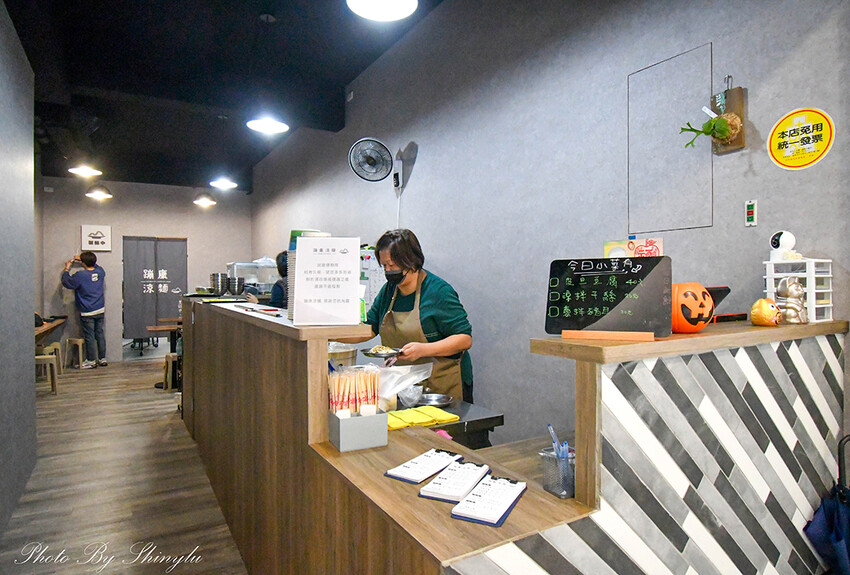 麵條是特選白麵～口感超扎實， 醬汁很夠味