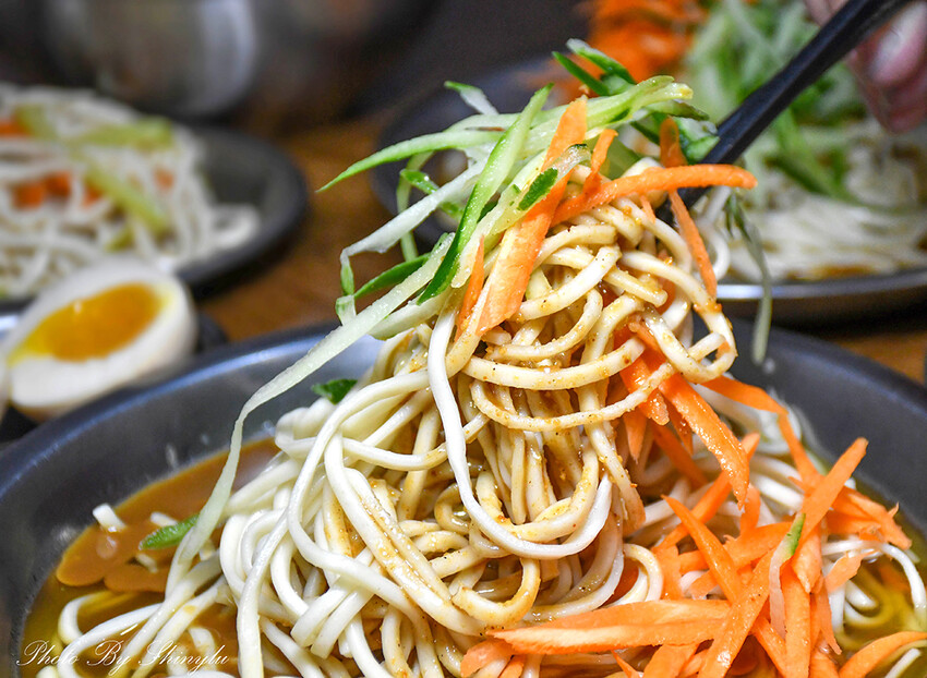 麵條是特選白麵～口感超扎實， 醬汁很夠味