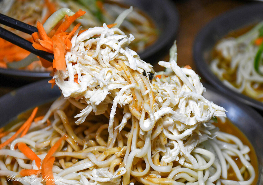 麵條是特選白麵～口感超扎實， 醬汁很夠味