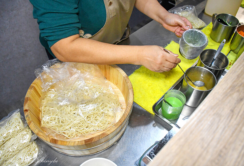 麵條是特選白麵～口感超扎實， 醬汁很夠味