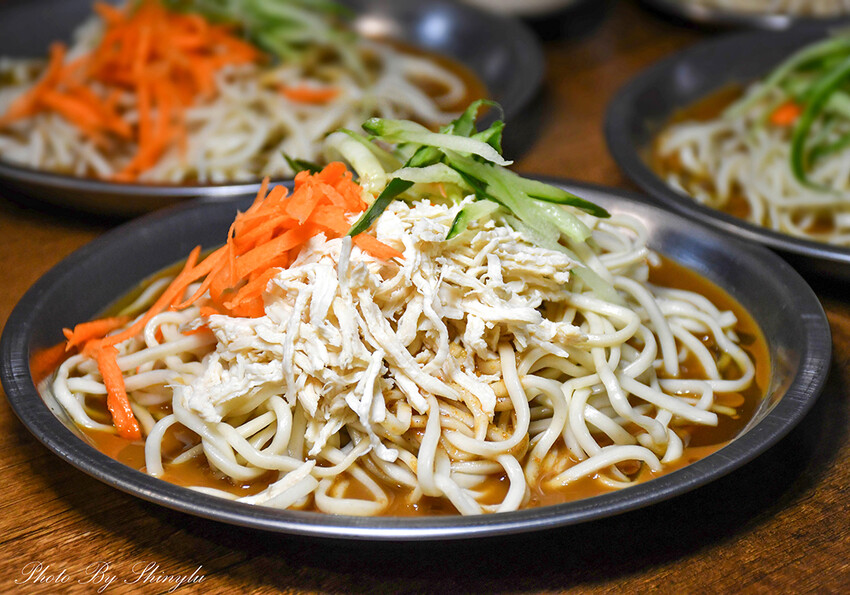 麵條是特選白麵～口感超扎實， 醬汁很夠味