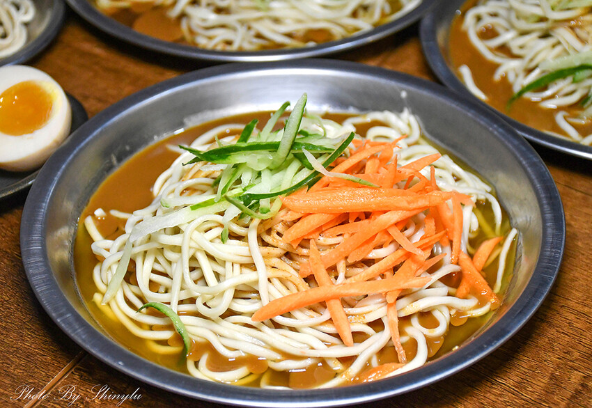 麵條是特選白麵～口感超扎實， 醬汁很夠味