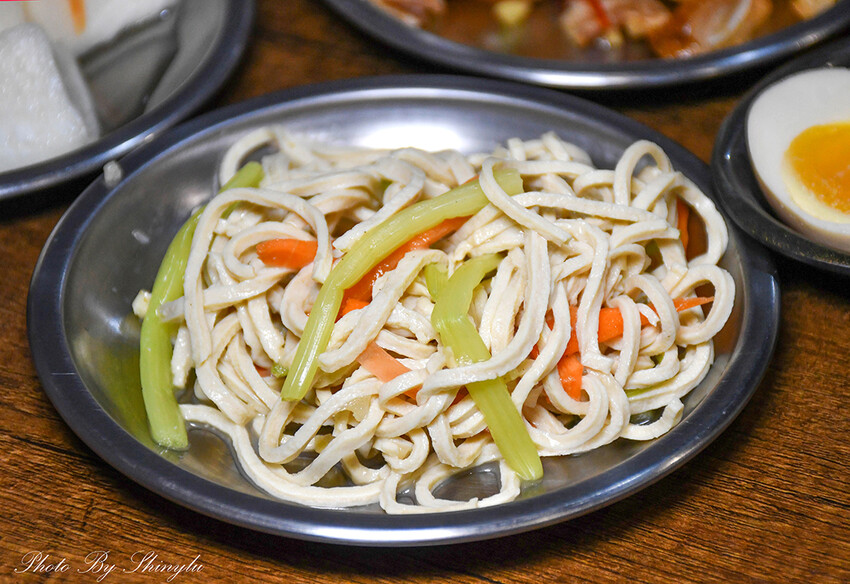 麵條是特選白麵～口感超扎實， 醬汁很夠味