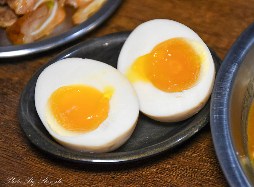 麵條是特選白麵～口感超扎實， 醬汁很夠味