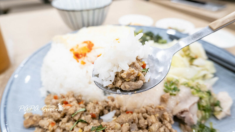 台中老陳海南雞飯人氣爆棚!海南雞飯與打拋豬雙拼一吃就回不去。