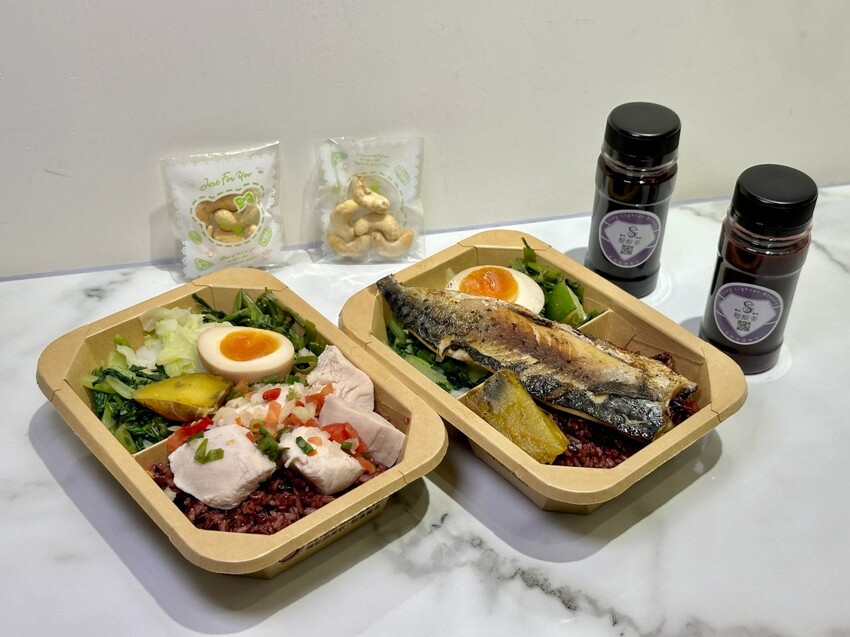 輕靚美 內科店｜內科飲控上班族健康餐新選擇！清楚標示每款餐盒營養標示！內湖健康餐盒推薦、內湖團購便當推薦、內科外送推薦、內湖便當推薦 - 佛系旅遊筆記