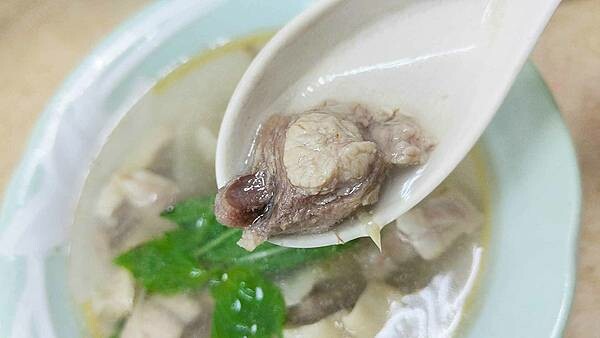 【台北美食】牛雜|路過可能會錯過!網友爆推的牛雜湯,一碗不到百元!