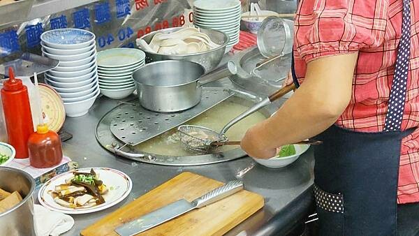 【台北美食】牛雜|路過可能會錯過!網友爆推的牛雜湯,一碗不到百元!