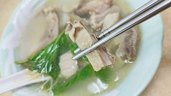 【台北美食】牛雜|路過可能會錯過!網友爆推的牛雜湯,一碗不到百元!